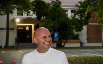 “NIJE IMAO ŠTA DA JEDE, BIO JE ŠVORC” Kompozitor otkrio kom pevaču je Goran Bregović dao otkaz: “Skupio sam bend za dva dana da ga spasim” “NIJE IMAO ŠTA DA JEDE, BIO JE ŠVORC” Kompozitor otkrio kom pevaču je Goran Bregović dao otkaz: “Skupio sam bend za dva dana da ga spasim” - featured image