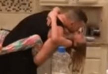 MAMA JE UŠLA U KUHINJU MISLEĆI DA ĆERKA I OTAC SPREMAJU DORUČAK: Ovakvu scenu nije očekivala, on je nabijao na.. (VIDEO) MAMA JE UŠLA U KUHINJU MISLEĆI DA ĆERKA I OTAC SPREMAJU DORUČAK: Ovakvu scenu nije očekivala, on je nabijao na.. (VIDEO) - featured image