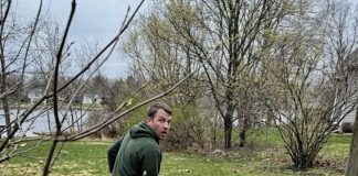 Mislila sam da su moj muž i naša sedmogodišnja kćerka na vrtuljku u Diznilendu — umjesto toga, vidjela sam ga kako nešto zakopava iza naše kuće na jezeru. Mislila sam da su moj muž i naša sedmogodišnja kćerka na vrtuljku u Diznilendu — umjesto toga, vidjela sam ga kako nešto zakopava iza naše kuće na jezeru. - featured image