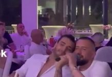 DARKO DRHTAVIM GLASOM PEVAO OMILJENU PESMU POKOJNOG BRATA: Tugu u očima svi su videli: Dva meseca bez tebe… DARKO DRHTAVIM GLASOM PEVAO OMILJENU PESMU POKOJNOG BRATA: Tugu u očima svi su videli: Dva meseca bez tebe... - featured image