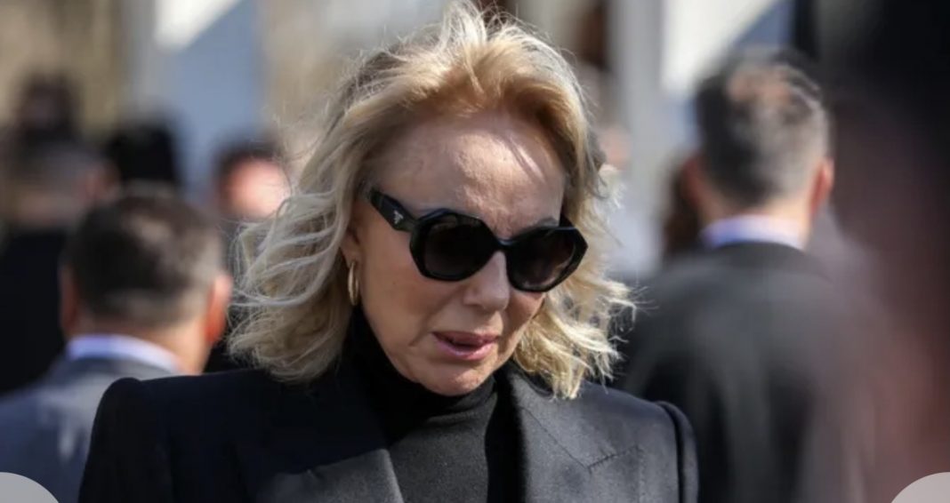 „Izletjela na ulicu usred noći i zvala policiju“: Komšije Lepa Brena otkrile šta se dešava, 0vo je h0r0r, uznemirujući snimak objavljen - featured image „Izletjela na ulicu usred noći i zvala policiju“: Komšije Lepa Brena otkrile šta se dešava, 0vo je h0r0r, uznemirujući snimak objavljen - featured image