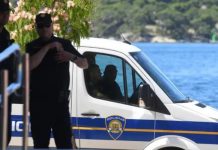 Muškarac iz Bosne i Hercegovine zbog majice u Hrvatskoj kažnjen sa 700 eura Muškarac iz Bosne i Hercegovine zbog majice u Hrvatskoj kažnjen sa 700 eura - featured image