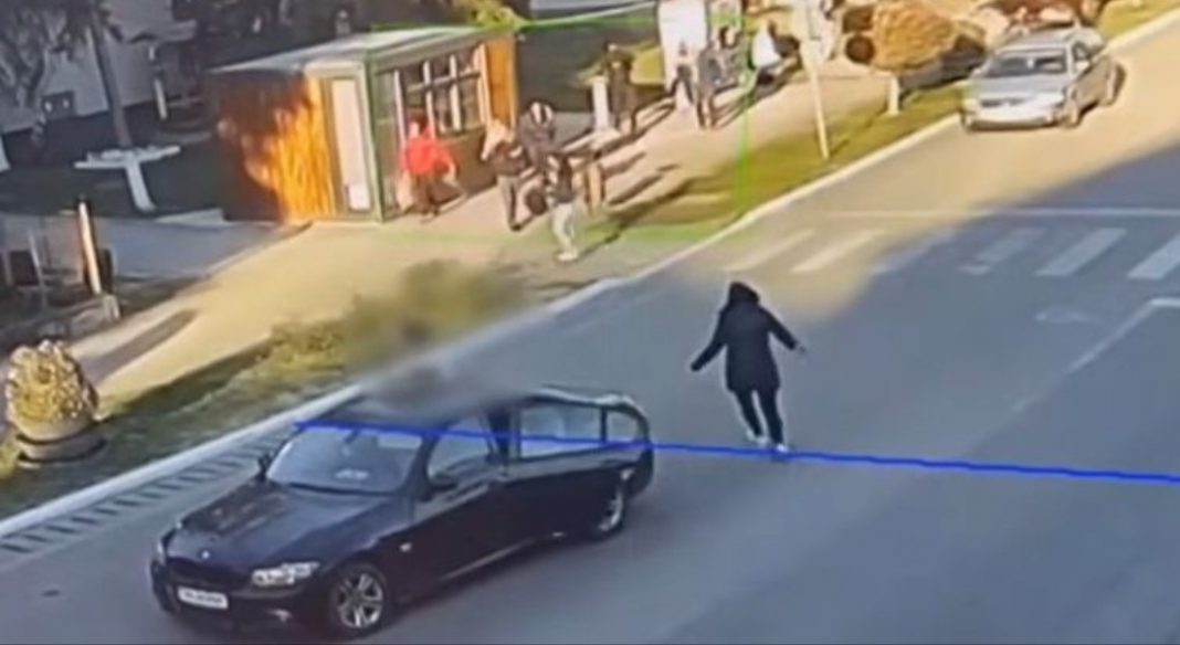 Uznemirujući snimak / Udarila BMW-om djevojčicu na pješačkom, pa nakon toga uradila nešto još gore - featured image