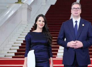 Ovdje žive ALEKSANDAR VUČIĆ I PRVA DAMA: Tamara otvorila vrata porodičnog doma, jeste li očekivali ovako nešto?! (FOTO) Ovdje žive ALEKSANDAR VUČIĆ I PRVA DAMA: Tamara otvorila vrata porodičnog doma, jeste li očekivali ovako nešto?! (FOTO) - featured image