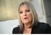 Snežana se obukla SRAM0TN0! ZAR baba ovako treba da se obuce? Snežana se obukla SRAM0TN0! ZAR baba ovako treba da se obuce? - featured image