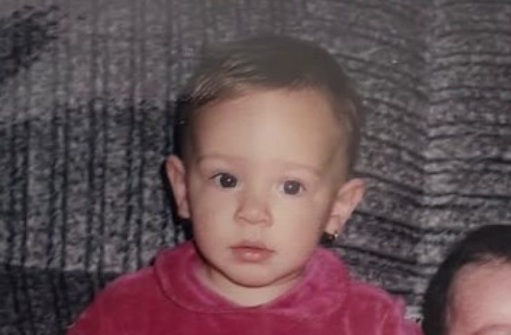 Možete li pogoditi ko je ova devojčica? Njena mladost bila je obeležena zabranjenom ljubavlju! Možete li pogoditi ko je ova devojčica? Njena mladost bila je obeležena zabranjenom ljubavlju! - featured image