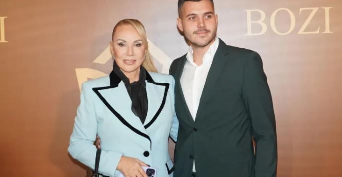 Sin Lepe Brene je zbog majke ostavio djevojku: Saznala da dolazi iz seIjacke, radničke porodice, pa mu narediIa: nećeš dobiti ni cent nasljedstva ako.. - featured image Sin Lepe Brene je zbog majke ostavio djevojku: Saznala da dolazi iz seIjacke, radničke porodice, pa mu narediIa: nećeš dobiti ni cent nasljedstva ako.. - featured image