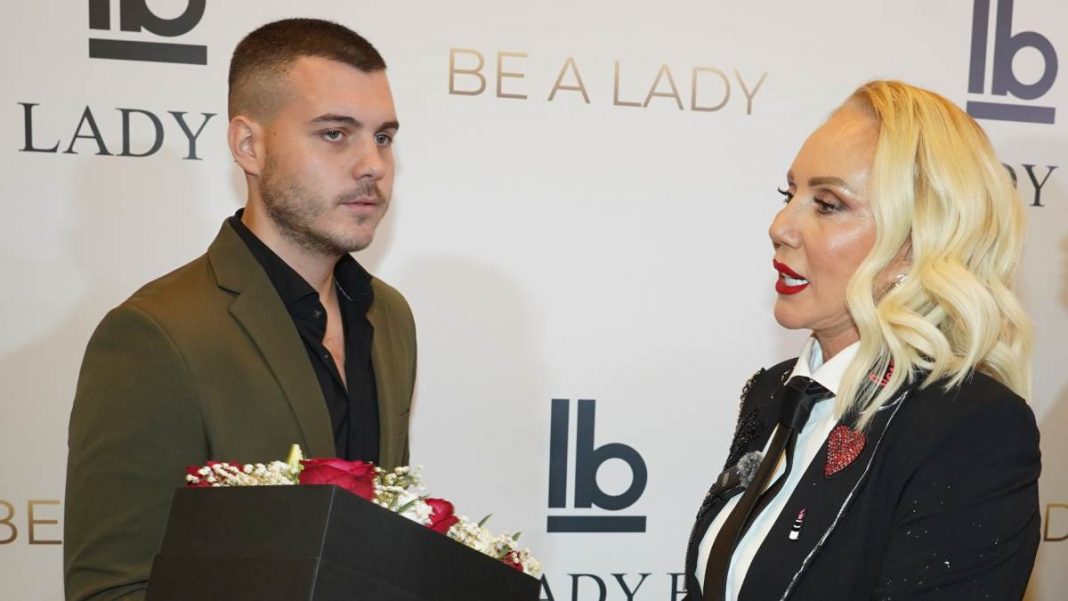 Sin Lepe Brene je zbog majke ostavio djevojku: Saznala detalje iz njenog privatnog života pa mu naredila prekid – evo o kojoj dami se radi - featured image