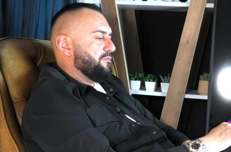 “STRIC JE U SUDNICI IZVUKAO ORUŽJE I UBIO UBICU MOGA OCA” Potresna ispovest Emira Brunčevića o krvavom detinjstvu i krvnoj osveti "STRIC JE U SUDNICI IZVUKAO ORUŽJE I UBIO UBICU MOGA OCA" Potresna ispovest Emira Brunčevića o krvavom detinjstvu i krvnoj osveti - featured image