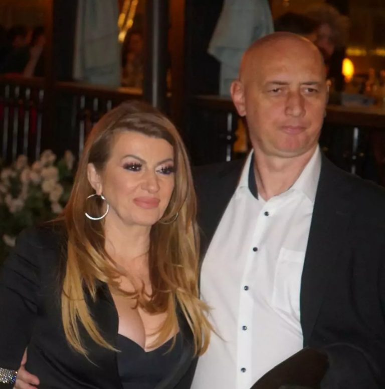 Puče tikva, razvod! Mislila je da ima sretan brak i vijernog muža dok nije pogledala u njegov telefon: Poziv koji je usred noći dobio Taške, Viki je potpuno zbunio - featured image Puče tikva, razvod! Mislila je da ima sretan brak i vijernog muža dok nije pogledala u njegov telefon: Poziv koji je usred noći dobio Taške, Viki je potpuno zbunio - featured image