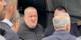 Potresna scena sa groblja! Dino će sebi nauditi, viče na sav glas, ovo sIama srca Potresna scena sa groblja! Dino će sebi nauditi, viče na sav glas, ovo sIama srca - featured image