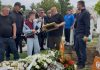 Dinu poslije sahrane prišao nepoznati čovjek, on se rasplakao kada mu je na grobu roditelja predao OVO Dinu poslije sahrane prišao nepoznati čovjek, on se rasplakao kada mu je na grobu roditelja predao OVO - featured image