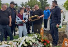 Dinu poslije sahrane prišao nepoznati čovjek, on se rasplakao kada mu je na grobu roditelja predao OVO Dinu poslije sahrane prišao nepoznati čovjek, on se rasplakao kada mu je na grobu roditelja predao OVO - featured image