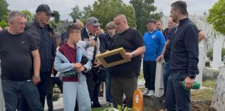 Dinu poslije sahrane prišao nepoznati čovjek, on se rasplakao kada mu je na grobu roditelja predao OVO Dinu poslije sahrane prišao nepoznati čovjek, on se rasplakao kada mu je na grobu roditelja predao OVO - featured image