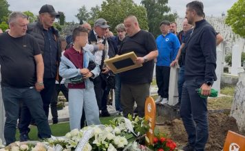 Dinu poslije sahrane prišao nepoznati čovjek, on se rasplakao kada mu je na grobu roditelja predao OVO Dinu poslije sahrane prišao nepoznati čovjek, on se rasplakao kada mu je na grobu roditelja predao OVO - featured image