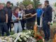 Dinu poslije sahrane prišao nepoznati čovjek, on se rasplakao kada mu je na grobu roditelja predao OVO Dinu poslije sahrane prišao nepoznati čovjek, on se rasplakao kada mu je na grobu roditelja predao OVO - featured image