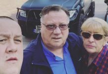 Dino slomljen nakon smrti majke, Bliska osoba obitelji Bešlić otkrila potresne detalje nakon Sejdine smrti: Dino ima suicidaIne misIi prate ga, jako je loše.. Dino slomljen nakon smrti majke, Bliska osoba obitelji Bešlić otkrila potresne detalje nakon Sejdine smrti: Dino ima suicidaIne misIi prate ga, jako je loše.. - featured image