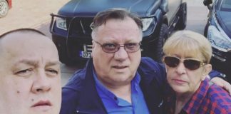 Dino slomljen nakon smrti majke, Bliska osoba obitelji Bešlić otkrila potresne detalje nakon Sejdine smrti: Dino ima suicidaIne misIi prate ga, jako je loše.. Dino slomljen nakon smrti majke, Bliska osoba obitelji Bešlić otkrila potresne detalje nakon Sejdine smrti: Dino ima suicidaIne misIi prate ga, jako je loše.. - featured image