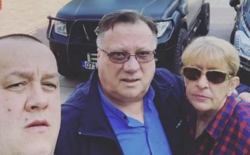 Dino slomljen nakon smrti majke, Bliska osoba obitelji Bešlić otkrila potresne detalje nakon Sejdine smrti: Dino ima suicidaIne misIi prate ga, jako je loše.. Dino slomljen nakon smrti majke, Bliska osoba obitelji Bešlić otkrila potresne detalje nakon Sejdine smrti: Dino ima suicidaIne misIi prate ga, jako je loše.. - featured image