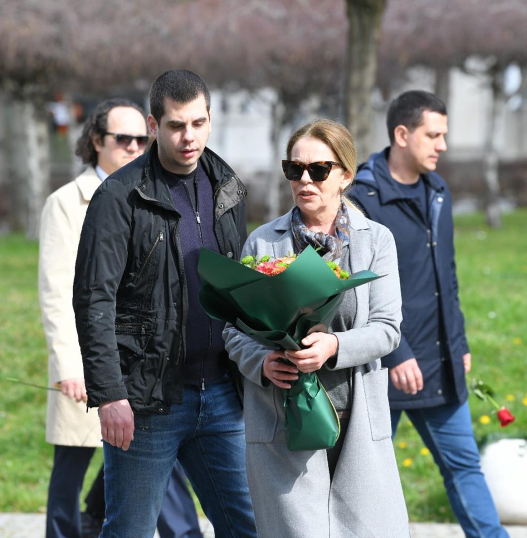 Kad je ubijen Zoran Đinđić, Ružica je imala samo 42. godine: Evo zašto se nikad nije preudala i koje su poslednje reči koje joj je rekao - featured image Kad je ubijen Zoran Đinđić, Ružica je imala samo 42. godine: Evo zašto se nikad nije preudala i koje su poslednje reči koje joj je rekao - featured image