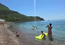 Kupači na plaži u Crnoj Gori NISU MOGLI DA VERUJU OČIMA! Zbog onoga što su videli u PLIĆAKU, odmah su pobjegli… (VIDEO) Kupači na plaži u Crnoj Gori NISU MOGLI DA VERUJU OČIMA! Zbog onoga što su videli u PLIĆAKU, odmah su pobjegli… (VIDEO) - featured image