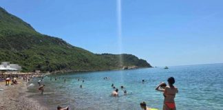 Kupači na plaži u Crnoj Gori NISU MOGLI DA VERUJU OČIMA! Zbog onoga što su videli u PLIĆAKU, odmah su pobjegli… (VIDEO) Kupači na plaži u Crnoj Gori NISU MOGLI DA VERUJU OČIMA! Zbog onoga što su videli u PLIĆAKU, odmah su pobjegli… (VIDEO) - featured image