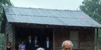 🚨 Izbacili su svoje stare roditelje na ulicu usred oluje… ne znajući da starac kojeg su ponizili skriva tajnu koja će im uništiti živote. 🚨 Izbacili su svoje stare roditelje na ulicu usred oluje… ne znajući da starac kojeg su ponizili skriva tajnu koja će im uništiti živote. - featured image