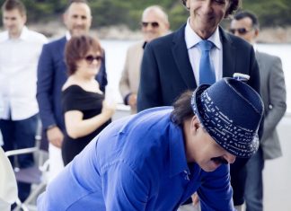 ESTRADA U ŠOKU! Haris Džinović stao na ludi kamen, a niko nije očekivao da će baš poznata političarka stati uz njega pred matičarem!” ESTRADA U ŠOKU! Haris Džinović stao na ludi kamen, a niko nije očekivao da će baš poznata političarka stati uz njega pred matičarem!” - featured image