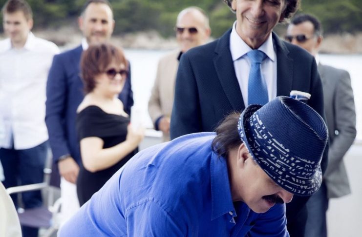 ESTRADA U ŠOKU! Haris Džinović stao na ludi kamen, a niko nije očekivao da će baš poznata političarka stati uz njega pred matičarem!” ESTRADA U ŠOKU! Haris Džinović stao na ludi kamen, a niko nije očekivao da će baš poznata političarka stati uz njega pred matičarem!” - featured image