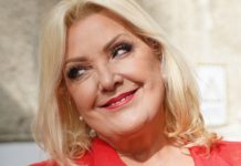Snežana Đurišić obukla minić i čizme preko koljena: Svi gledaju i krste se… Snežo, zar ti priliči, stara maca ispala? (Foto) Snežana Đurišić obukla minić i čizme preko koljena: Svi gledaju i krste se… Snežo, zar ti priliči, stara maca ispala? (Foto) - featured image