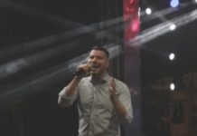 UMRLA DJEVOJKA NAŠEG PJEVAČA!! Odjednom se srušila na njegovom nastupu, on ne dolaazi NIKAKO sebi… UMRLA DJEVOJKA NAŠEG PJEVAČA!! Odjednom se srušila na njegovom nastupu, on ne dolaazi NIKAKO sebi… - featured image