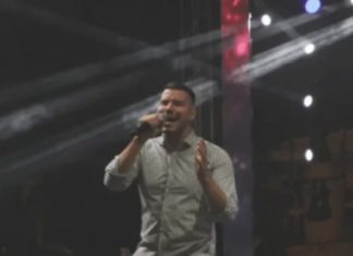 UMRLA DJEVOJKA NAŠEG PJEVAČA!! Odjednom se srušila na njegovom nastupu, on ne dolaazi NIKAKO sebi… UMRLA DJEVOJKA NAŠEG PJEVAČA!! Odjednom se srušila na njegovom nastupu, on ne dolaazi NIKAKO sebi… - featured image