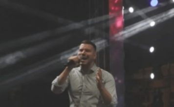 UMRLA DJEVOJKA NAŠEG PJEVAČA!! Odjednom se srušila na njegovom nastupu, on ne dolaazi NIKAKO sebi… UMRLA DJEVOJKA NAŠEG PJEVAČA!! Odjednom se srušila na njegovom nastupu, on ne dolaazi NIKAKO sebi… - featured image
