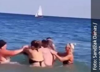 MASOVNA TUČA ŽENA U PLIĆAKU U ULCINJU Jedna udarila muža drugoj, pa nastao opšti haos: Dijete na gumi gledalo obračun, turisti na Velikoj plaži ŠOKIRANI MASOVNA TUČA ŽENA U PLIĆAKU U ULCINJU Jedna udarila muža drugoj, pa nastao opšti haos: Dijete na gumi gledalo obračun, turisti na Velikoj plaži ŠOKIRANI - featured image