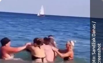MASOVNA TUČA ŽENA U PLIĆAKU U ULCINJU Jedna udarila muža drugoj, pa nastao opšti haos: Dijete na gumi gledalo obračun, turisti na Velikoj plaži ŠOKIRANI MASOVNA TUČA ŽENA U PLIĆAKU U ULCINJU Jedna udarila muža drugoj, pa nastao opšti haos: Dijete na gumi gledalo obračun, turisti na Velikoj plaži ŠOKIRANI - featured image