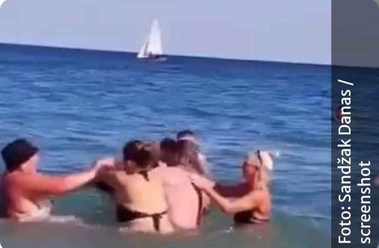 MASOVNA TUČA ŽENA U PLIĆAKU U ULCINJU Jedna udarila muža drugoj, pa nastao opšti haos: Dijete na gumi gledalo obračun, turisti na Velikoj plaži ŠOKIRANI MASOVNA TUČA ŽENA U PLIĆAKU U ULCINJU Jedna udarila muža drugoj, pa nastao opšti haos: Dijete na gumi gledalo obračun, turisti na Velikoj plaži ŠOKIRANI - featured image