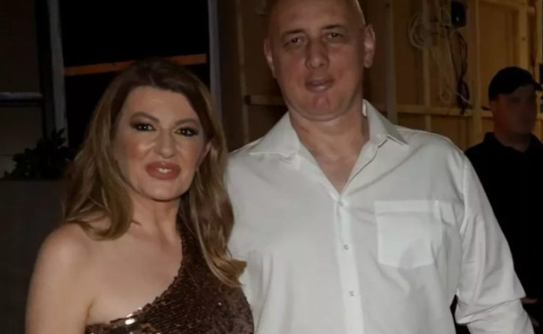 Viki Miljković ne skida osmijeh sa lica, ko je otac djeteta? Ceca uz nju na F0T0GRAFlJl, EV0 KAKAV J0J JE ST0MAK … - featured image Viki Miljković ne skida osmijeh sa lica, ko je otac djeteta? Ceca uz nju na F0T0GRAFlJl, EV0 KAKAV J0J JE ST0MAK … - featured image