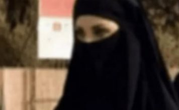 Na glavi burka, a dole haos, bruka i sramota: Ova djevojka je postala viralni hit, dobro pogledajte donji dio slike, mogla je bar gaćice obući, potpuno goIa Na glavi burka, a dole haos, bruka i sramota: Ova djevojka je postala viralni hit, dobro pogledajte donji dio slike, mogla je bar gaćice obući, potpuno goIa - featured image