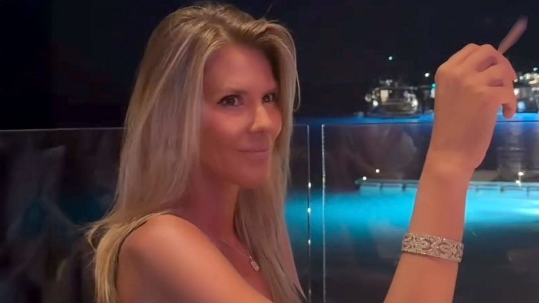 ŽIVI ŽIVOT IZ SNOVA! Prva slika Meline Džinović nakon udaje za MILIONERA (70): Ćerka je snima sa cigaretom, a na ruci sija MASIVNA NARUKVICA - featured image