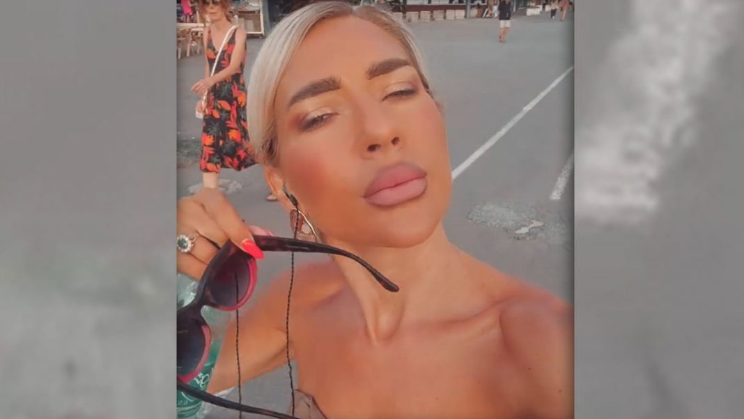 JOVANA JEREMIĆ POLUGOLA VOZI ROLERE NA DORĆOLU Opšti haos na 25. maju, prolaznici se hvataju za glavu zbog prekratkog šortsa i topa - ful se našminkala (Video) - featured image