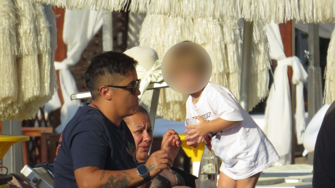 (EKSKLUZIVNI PAPARACO) MARIJA ŠERIFOVIĆ SA SINOM NA PLAŽI Uhvatili smo ih u Crnoj Gori kako uživaju na odmoru: Mali Mario poprskao mamu vodom nasred plaže, pa prasnuo u smeh - featured image