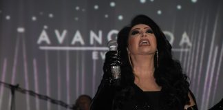 NASLONILA SE NA STOLICU, JEDVA STOJI NA NOGAMA Isplivao snimak sa nastupa Dragane Mirković iz Hrvatske: Briše suze, pa u pratnji odlazi sa bine NASLONILA SE NA STOLICU, JEDVA STOJI NA NOGAMA Isplivao snimak sa nastupa Dragane Mirković iz Hrvatske: Briše suze, pa u pratnji odlazi sa bine - featured image