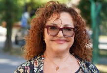 Da li se ovako oblači žena u šezdesetim? Ana Bekuta novim stajlingom izazvala haos na Instagramu, da li biste vi nosili ovo na glavi? (FOTO) Da li se ovako oblači žena u šezdesetim? Ana Bekuta novim stajlingom izazvala haos na Instagramu, da li biste vi nosili ovo na glavi? (FOTO) - featured image