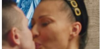 Ceca Ražnatović uhvaćena kako ljubi crnog prezgodnog muškarca: Evo ko je on Ceca Ražnatović uhvaćena kako ljubi crnog prezgodnog muškarca: Evo ko je on - featured image