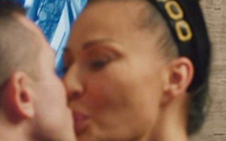 Ceca Ražnatović uhvaćena kako ljubi crnog prezgodnog muškarca: Evo ko je on Ceca Ražnatović uhvaćena kako ljubi crnog prezgodnog muškarca: Evo ko je on - featured image