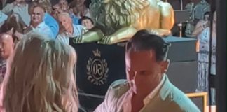 (FOTO) PRVE SLIKE VERIDBE DRAGANA STANKOVIĆA I ALEKSANDRE Ona blistala u dugoj srebrnoj haljini, stavio joj skupoceni prsten na ruku (FOTO) PRVE SLIKE VERIDBE DRAGANA STANKOVIĆA I ALEKSANDRE Ona blistala u dugoj srebrnoj haljini, stavio joj skupoceni prsten na ruku - featured image