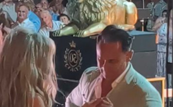 (FOTO) PRVE SLIKE VERIDBE DRAGANA STANKOVIĆA I ALEKSANDRE Ona blistala u dugoj srebrnoj haljini, stavio joj skupoceni prsten na ruku (FOTO) PRVE SLIKE VERIDBE DRAGANA STANKOVIĆA I ALEKSANDRE Ona blistala u dugoj srebrnoj haljini, stavio joj skupoceni prsten na ruku - featured image