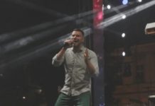 UMRLA DJEVOJKA NAŠEG PJEVAČA!! Odjednom se srušila na njegovom nastupu, on ne dolaazi sebi od šokkka… UMRLA DJEVOJKA NAŠEG PJEVAČA!! Odjednom se srušila na njegovom nastupu, on ne dolaazi sebi od šokkka… - featured image
