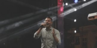 UMRLA DJEVOJKA NAŠEG PJEVAČA!! Odjednom se srušila na njegovom nastupu, on ne dolaazi sebi od šokkka… UMRLA DJEVOJKA NAŠEG PJEVAČA!! Odjednom se srušila na njegovom nastupu, on ne dolaazi sebi od šokkka… - featured image