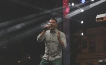 UMRLA DJEVOJKA NAŠEG PJEVAČA!! Odjednom se srušila na njegovom nastupu, on ne dolaazi sebi od šokkka… UMRLA DJEVOJKA NAŠEG PJEVAČA!! Odjednom se srušila na njegovom nastupu, on ne dolaazi sebi od šokkka… - featured image